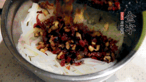 在蒸盤中鋪上油紙，鋪好食材后壓一壓，蒸箱中蒸30分鐘即可。（蒸好的蘿卜糕切成厚片，用少量油煎一下，撒點(diǎn)蔥花口味更好。）