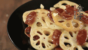 出鍋前加少許鹽調(diào)味，撒上蔥花即可。