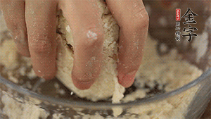 揉勻成光滑的面團后，醒發(fā)半小時。