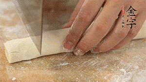 均勻切段后搓成長條狀，繞到香腸上，以紅豆點綴眼睛。