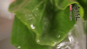 小青菜從根部掰開，分別洗凈。