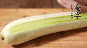 絲瓜去皮，切成1cm厚的小圈。