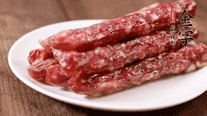 金字香腸切成薄片。