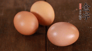 雞蛋加鹽打散1分鐘。