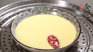 將香腸片均勻鋪上，繼續(xù)蒸6分鐘。