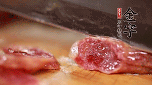 金字香腸蒸或煮至7成熟，切成片備用。