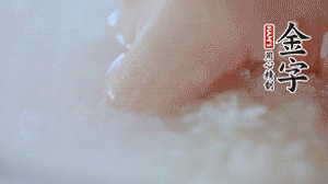 砂鍋內(nèi)壁涂抹一層食用油，將洗凈后的大米放入，米與水比例為1：1.5。