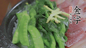 燜好的米飯開蓋，放入菜心、荷蘭豆，澆上調(diào)味汁拌勻。