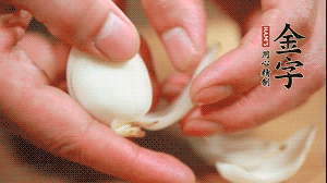 鮮百合花瓣剝成片。