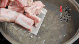 剁成塊狀的排骨洗凈，放入沸騰的鍋中，加姜片汆燙，2分鐘后撈出備用。