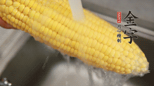 蓮藕切塊、玉米切段、荸薺削皮。