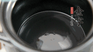 依次把排骨、玉米、蓮藕、荸薺放入砂鍋中。（根據(jù)食材的難易熟度放置，難熟的放下面，其他湯品也是一樣。）