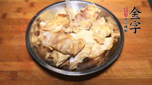 筍干冷水泡發(fā)至軟，切成小段，生姜切成片備用。