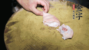 新鮮豬蹄切成塊狀，冷水入鍋，加姜片、黃酒汆燙3分鐘，出鍋后洗凈。（要先將豬蹄的蹄甲和毛處理干凈，如果有毛扎扎的感覺，非常影響口感。大火燒開后，撇去血沫，要多撇幾遍至干凈，這樣才可使湯色更鮮亮、清淡不油膩。）