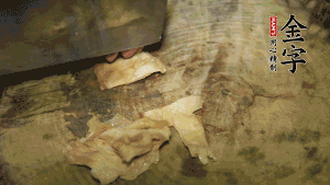 加適量溫水淹沒食材，大火燉至水沸后再小火慢燉1小時，出鍋前10分鐘加枸杞。（焯過水后的豬蹄不應(yīng)再用涼水，用溫水燉煮更容易軟爛。也可以用高壓鍋或者有煲湯功能的電飯煲，省時又便于入味。）