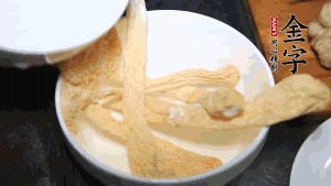 竹蓀淡鹽水泡發(fā)后，剪去菌蓋頭（封閉的一端），切成小段。生姜切片，蔥切段備用。