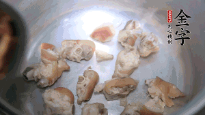 煎至兩面略金黃時(shí)，加適量熱水燉至奶白。