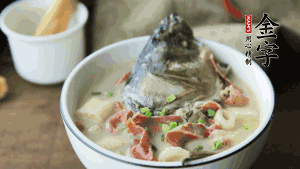 出鍋前可以撒上少許蔥花點(diǎn)綴。