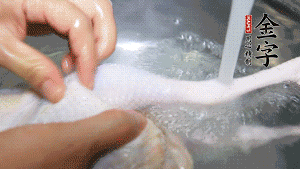 土雞處理干凈。（如果買不到土雞，一般的雞也是可以的，不過需要汆水。溫水下鍋汆燙7分鐘左右，汆燙時需要適時翻動。汆燙雞肉是為了去掉生腥味，也是一次徹底清潔的過程，可以使燉出的湯清爽而不渾濁，鮮香而無異味）