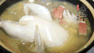 煮沸時加入蟲草花、香菇、紅棗，以料酒調(diào)味繼續(xù)小火燉煮1小時左右。