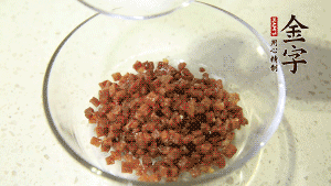 【月餅餡】2．火腿丁、白砂糖、蜂蜜攪拌腌漬2小時。