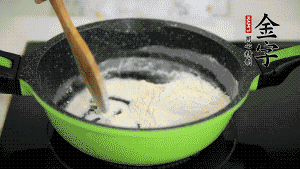 【月餅餡】3．把面粉放入干凈的炒鍋，小火加熱不斷翻炒，至呈微黃色熟透。在腌漬好的火腿丁中加熟面粉，拌勻后，加黃油拌勻揉搓成12個小球，放冰箱冷藏備用。