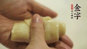 【包月餅】1．面劑兩頭向中間捏緊， 把光滑一面向下，按扁后搟成圓形面皮。餡料放在面皮中心，把餡料包緊，捏緊收口。