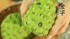 從蓮蓬中取出新鮮蓮子，剝?nèi)ネ鈿ず?，再小心剝?nèi)グ咨∧ぁ＃▌兊舭咨∧さ纳徸涌诟猩蠒?，入口更顯清甜）