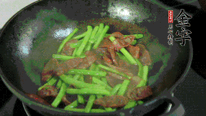 然后再加入鮮蓮子一起翻炒，至熟后加少許鹽調(diào)味就可以了。