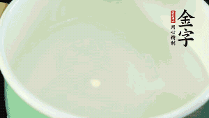 鍋中盛涼水，放入汆燙好的鴿子、火腿片、生姜片。