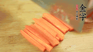 洋蔥、青椒、胡蘿卜切成粒備用。