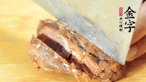 金字鹵牛肉切成小粒。