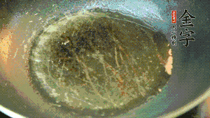 熱油起鍋，依次放入胡蘿卜粒、青椒粒、洋蔥粒煸炒均勻。