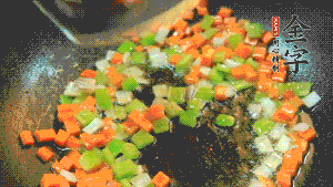 以耗油、料酒調(diào)味，加適量清水燜煮。