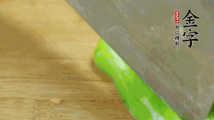 大蒜切成小段，青椒去籽滾刀切成塊。