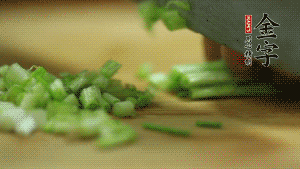 小蔥切成蔥花。