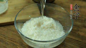 泰國(guó)香米洗凈浸泡15分鐘。