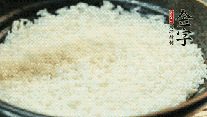 浸泡后的大米加入2湯匙生抽、1湯匙老抽調(diào)味。