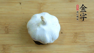 大蒜切成蒜末。（先把大蒜拍扁后，再切碎會容易很多。）