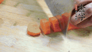 食材洗凈后，胡蘿卜切成塊，鮮香菇切成十字花刀備用。