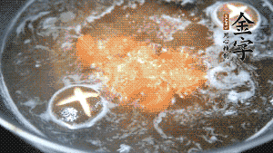 將烏冬面放入調(diào)好味的面湯中一起煮熟。（選擇烏冬面的原因，第一是因?yàn)椴锁B也能很好地做出成品，而不用擔(dān)心會(huì)糊鍋或者黏在一起；第二是因?yàn)榘咨拿鏃l，在夏天看起來更有食欲。）