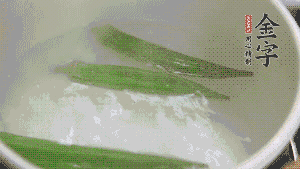 在煮面湯時(shí)，就可以做其他步驟了。比如把秋葵汆水，橫切成星星造型；雞蛋煮熟，切成兩半；黃瓜切成絲。