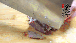 金字鹵牛肉打開包裝，把牛肉切成片狀。（眼見為實(shí)，用一整塊牛肉鹵制的鹵牛肉哦，牛肉的香氣感覺撲鼻而來有木有！?。。?>
					</div>
					<span>步驟 6/7</span>
					<p>金字鹵牛肉打開包裝，把牛肉切成片狀。（眼見為實(shí)，用一整塊牛肉鹵制的鹵牛肉哦，牛肉的香氣感覺撲鼻而來有木有?。。。?/p>
				</li><li>
					<div   id=