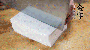 豆腐切成小塊，臘肉切成薄片，辣椒切成小圈。