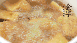 另起一個湯鍋，倒入適量清水，加入炸好的豆腐塊。待水沸騰后，加入臘肉，用生抽、料酒、火腿高湯調(diào)味。燉煮至臘肉熟透，加辣椒圈增加點辣味。（調(diào)料可以根據(jù)個人口味適當(dāng)調(diào)整，火腿高湯能夠讓湯汁更加層次豐富。）