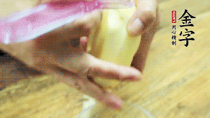 將食材洗凈，茄子、土豆切滾刀塊。