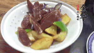 加少量生抽、鹽、糖、雞精調(diào)味，炒熟出鍋即可。