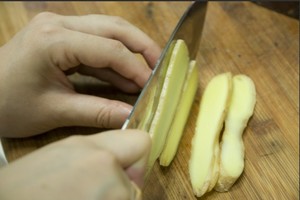 火腿切片，生姜切片。