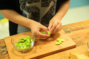 蠶豆剝除外殼，剩下嫩嫩的蠶豆。