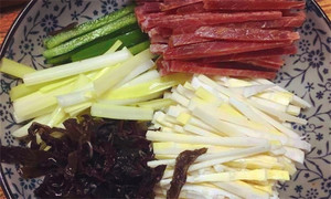 黑木耳泡發(fā)，黑木耳、韭黃、雷筍、青椒切成絲。